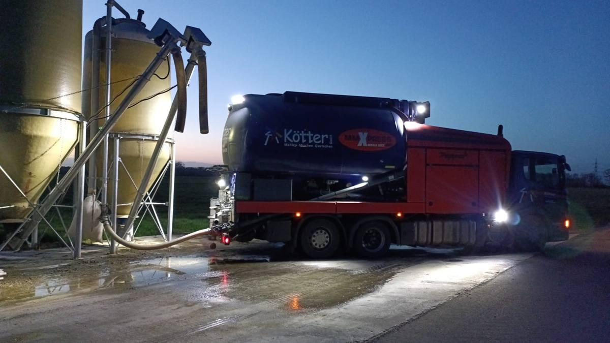 Nachteinsatz · Futter läuft ins Silo